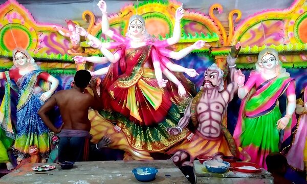 ফকিরহাটে শেষ মুহুর্তে মন্দিরগুলোতে প্রতিমায় রং তুলির আচঁড়ে ব্যস্ত মৃৎশিল্পীরা