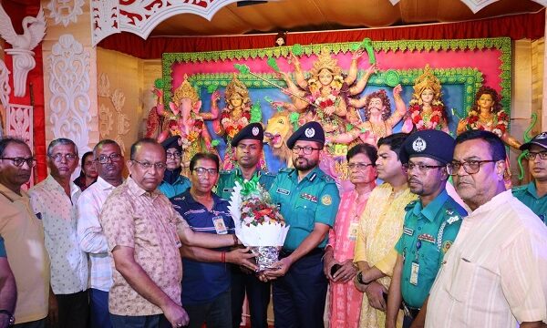 খুলনা মহানগরীতে পূজামণ্ডপ পরিদর্শনে পুলিশ কমিশনার