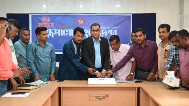 খুলনায় দৈনিক রূপালী বাংলাদেশ’র শুভ সূচনা উপলক্ষে কেক কাটা ও আলোচনা সভা