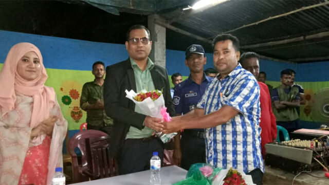 তেরখাদায় বিভিন্ন পূজা মন্ডপ পরিদর্শনে জেলা প্রশাসক