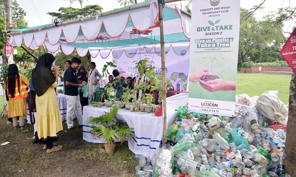 খুবিতে ২০ হাজার ব্যবহৃত প্লাস্টিক বোতলের বিনিময়ে ৭ শতাধিক গাছের চারা বিতরণ