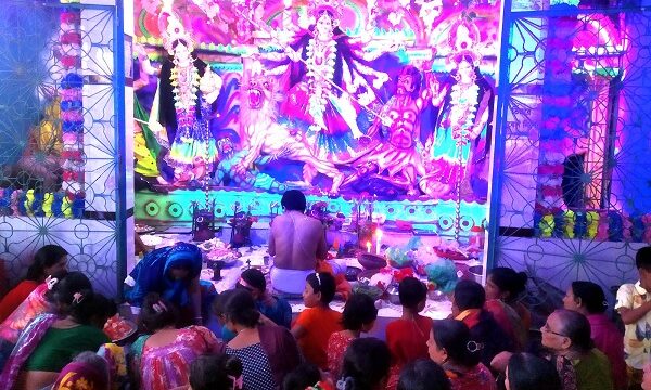 ফকিরহাটে মহাষ্টমীতে পুস্পাঞ্জলী দিতে মন্ডপে ভক্তদের ভিড়