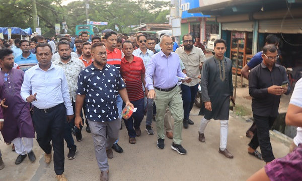 জনসাধারণের মধ্যে জনমত সৃষ্টির জন্য তালায় লিফলেট বিতরণ করেন কেন্দ্রীয় যুবদলের সভাপতি মুন্না