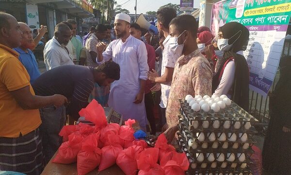 চিতলমারীতে সাধারণ ক্রেতাদের মাঝে সাড়া ফেলেছে শিক্ষার্থীদের বিনা লাভের দোকান
