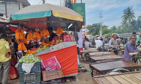 ডুমুরিয়ায় ফুটপাত দখল করে চলছে ব্যবসা বাড়ছে জনদুর্ভোগ