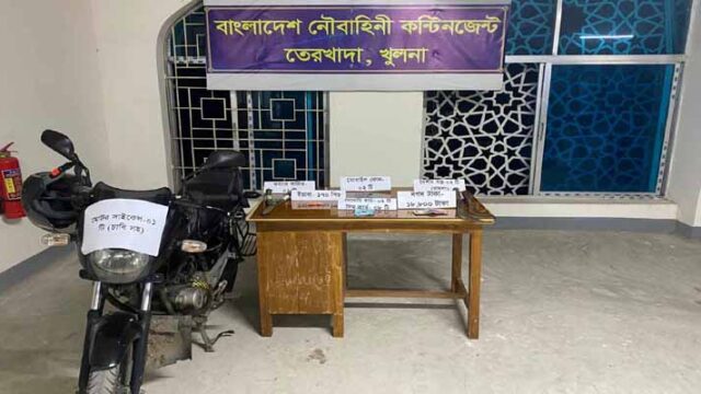 তেরখাদায় দেশীয় অস্ত্র ও মাদকসহ গ্রেফতার ইউপি চেয়ারম্যান