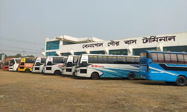 দূরপাল্লার বাস চলাচল বন্ধ, বেনাপোলে দু’দেশের পাসপোর্ট যাত্রীদের ভোগান্তি