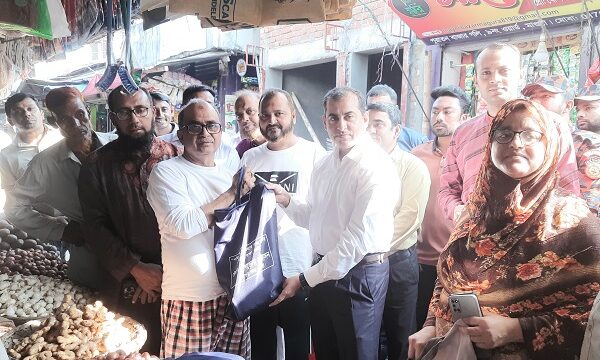 পলিথিন মুক্ত করতে মাগুরায় বিনা মূল্যে কাপড়ের ব্যাগ বিতরণ