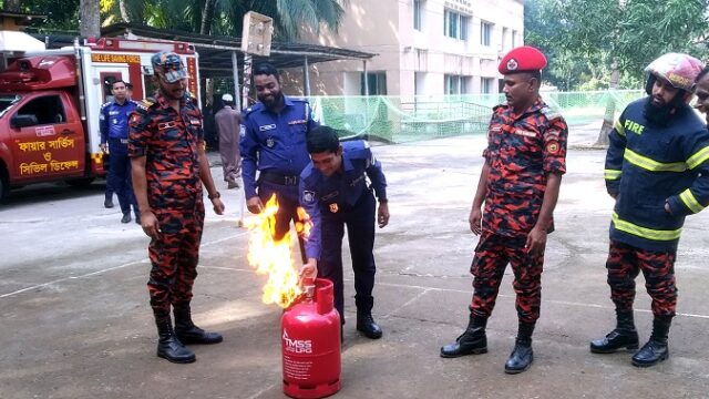 ফকিরহাট মডেল থানায় ফায়ার সার্ভিসের অগ্নিনির্বাপন মহড়া
