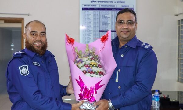 পদোন্নতি পেয়ে সহকর্মীদের ভালবাসায় সিক্ত হলেন খুলনার অতিরিক্ত পুলিশ সুপার তানভীর আহমেদ