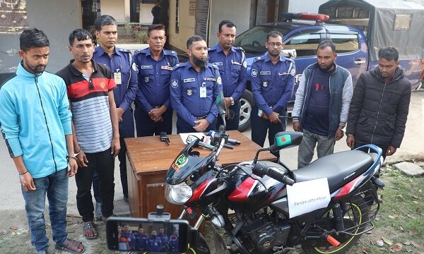 পিরোজপুরে চোরাই মোটরসাইকেলসহ চোরচক্রের ৪ সদস্য গ্রেফতার