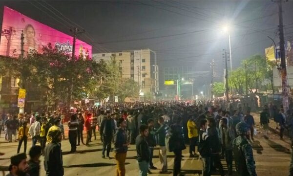 পরিবহন শ্রমিকদের সঙ্গে খুলনা বিশ্ববিদ্যালয় শিক্ষার্থীদের সংঘর্ষ