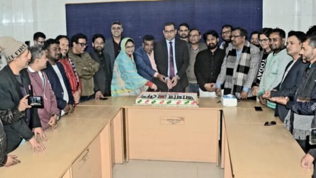 খুলনা আলোচনা, দোয়া ও কেক কেটে নব যাত্রার সূচনা আমার দেশ পত্রিকার