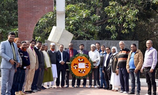 খুবির কেন্দ্রীয় শহিদ মিনারে অফিসার্স কল্যাণ পরিষদের শ্রদ্ধাঞ্জলি নিবেদন