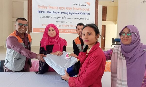 রামপালে ওয়ার্ল্ড ভিশনের কম্বল পেল শিশুরা