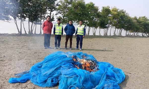 পাইকগাছায় শিবসা নদী থেকে বিপুল পরিমাণ নেট জাল ও চিংড়ি পোনা জব্দ