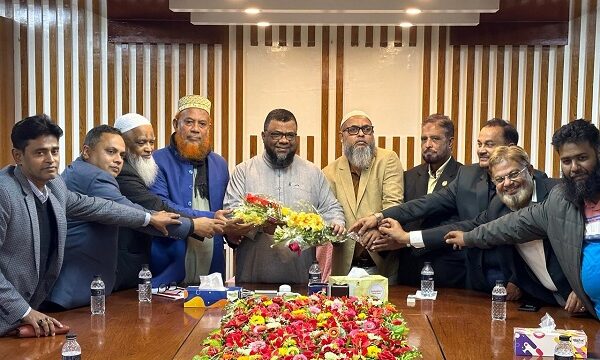 মোংলা কাস্টমস এজেন্টস অ্যাসোসিয়েশনের সভাপ‌তি মো. মাহমুদ আহসান টিটো, সরোয়ার হোসেন সে‌ক্রেটা‌রি