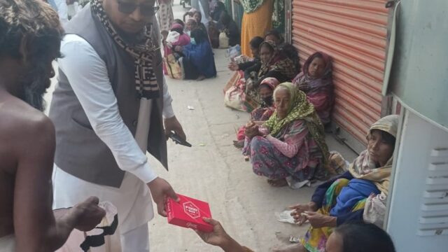 নগরীতে অসহায়, ক্ষুধার্তদের মাঝে খাবার বিতরণ