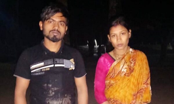 অবৈধ পথে ভারতে যাবার সময় স্বামী-স্ত্রী আটক