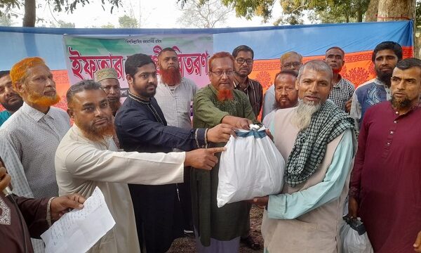 তালায় জামায়াতের উদ্দ্যোগে ইফতার সামগ্রী বিতরণ