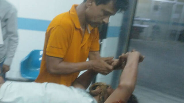 পশ্চিম টুটপাড়া যুবককে দোকান থেকে বের করে কোপাল দুর্বৃত্তরা