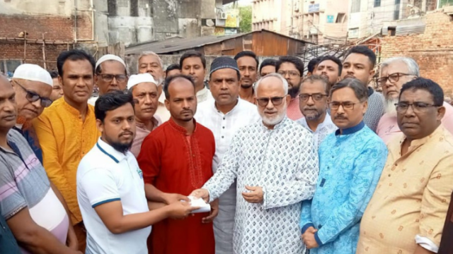 আগুনে ক্ষতিগ্রস্থ ব্যবসায়ীদের সহয়তা করলেন সাবেক এমপি মঞ্জু