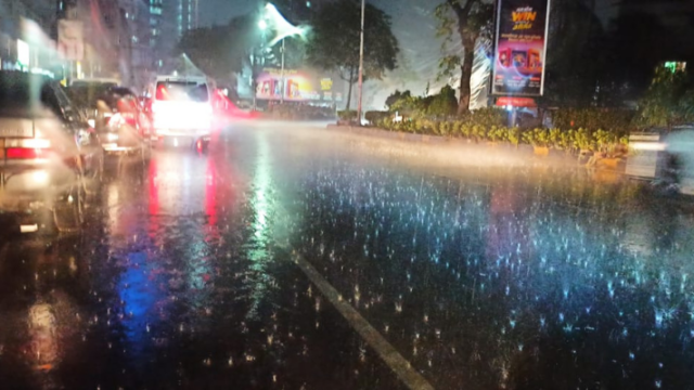 তীব্র গরমের পর খুলনায় স্বস্তির বৃষ্টি