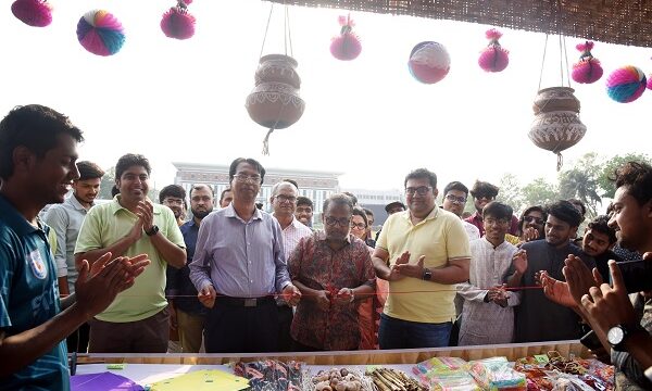 খুবিতে চৈত্র সংক্রান্তি উপলক্ষে ঘুড়ি উৎসব রঙিন আকাশে উৎসবমুখর শিক্ষার্থীরা
