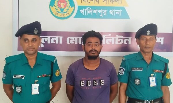 মুজগুন্নি থেকে চোরাই ইজিবাইকসহ যুবক গ্রেপ্তার