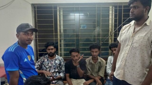 খালিশপুরে সমন্বয়ক পরিচয়ে চাদাঁ দাবীর অভিযোগে ৮ জন আটক