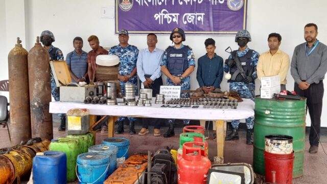 মোংলা বন্দরে জাহাজ থেকে চুরি করা মালামালসহ তিনজন আটক