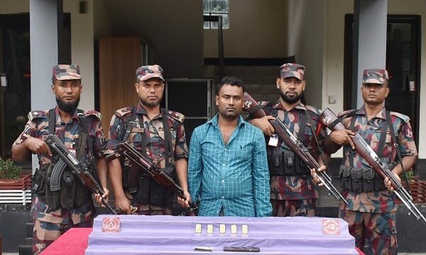 যশোরে ৫টি স্বর্ণের বারসহ পাচারকারী আটক