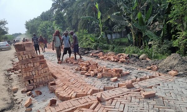 খুলনা-সাতক্ষীরা মহাসড়ক সংস্কারের নামে তামাশা