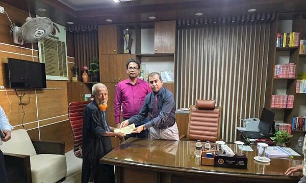 মাগুরা জেলা প্রশাসনের উদ্যোগে দুর্ঘটনায় ক্ষতিগ্রস্ত অসহায় পরিবারকে সহায়তা প্রদান