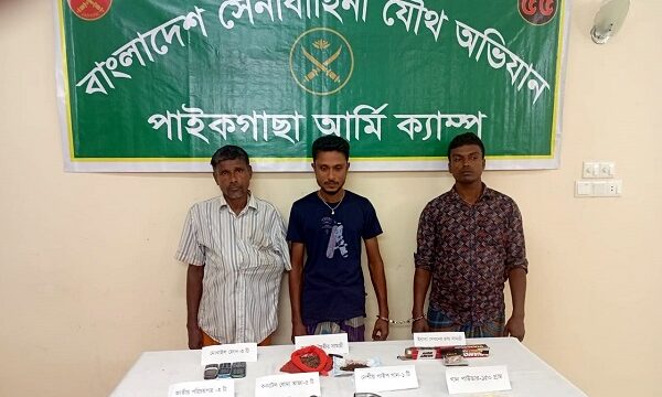 পাইকগাছায় অস্ত্র, ককটেল ও মাদকদ্রব্য সহ আটক-৩