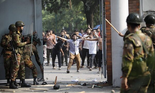 সচিবালয়ে আইনশৃঙ্খলা রক্ষাকারী বাহিনীর সঙ্গে সংঘর্ষে আহত ৪০ শিক্ষার্থী ঢামেকে