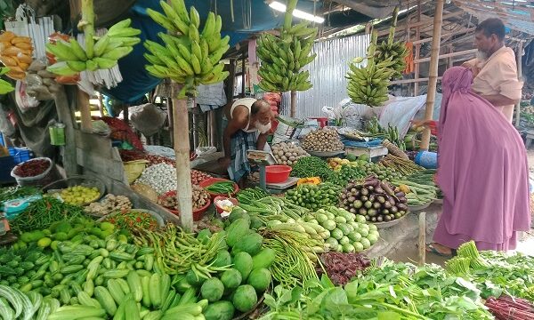 ফকিরহাটে বৃষ্টির সাথে পাল্লা দিয়ে বেড়েছে সবজির দাম