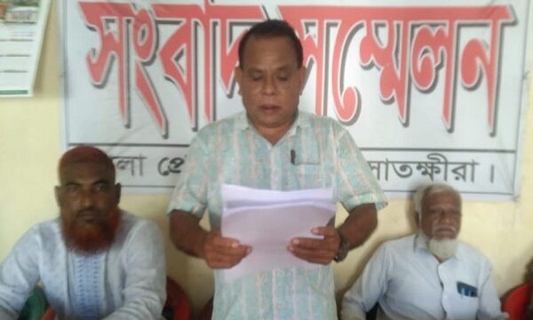 তালা উপজেলা স্বাস্থ্য কমপ্লেক্সের কর্মকর্তার বিরুদ্ধে দুর্নীতির অভিযোগে সংবাদ সম্মেলন