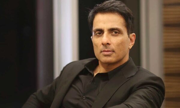 যাঁদের দেখার কেউ নেই, সেই প্রবীণদের পাশে দাঁড়ালেন সোনু সুদ