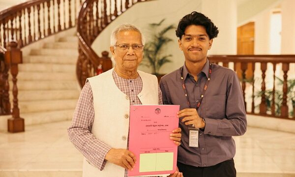 সাগর-রুনির সন্তান মেঘের হাতে পূর্বাচলের প্লটের দলিল হস্তান্তর করলেন প্রধান উপদেষ্টা