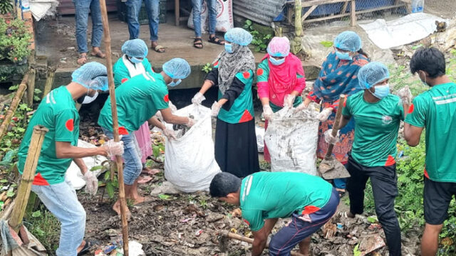 ফকিরহাটে বৃষ্টি উপেক্ষা করে খাল পরিষ্কার