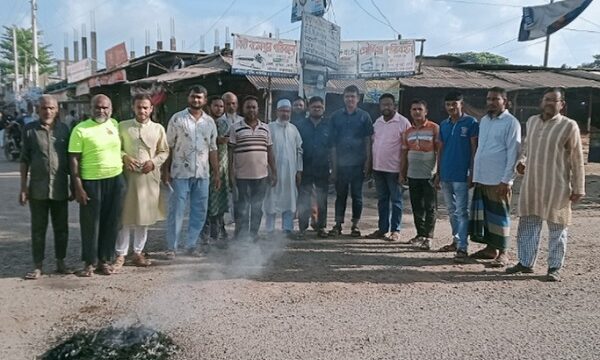 বাগেরহাটে ৪টি আসন পুনর্বহালের দাবীতে ফকিরহাটে হরতাল, নির্বাচন অফিসে তালা