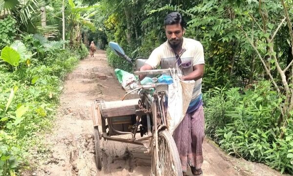 ফকিরহাটে রাস্তার দুরাবস্থায় চরম দুর্ভোগে এলাকাবাসী 