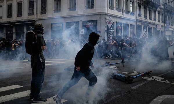 এবার উত্তাল ফ্রান্সে ২ লাখ মানুষের বিক্ষোভ, অগ্নিসংযোগ–ভাঙচুর