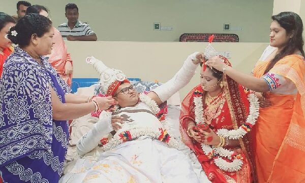 মানিকগঞ্জে ভাঙা হাত-পা নিয়ে হাসপাতালের বেডেই বিয়ে সারলেন যুগল