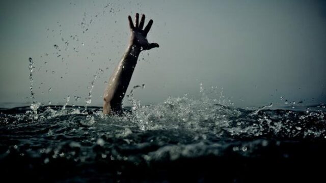 বটিয়াঘাটায় পুকুরে পড়ে গৃহবধূর মৃত্যু