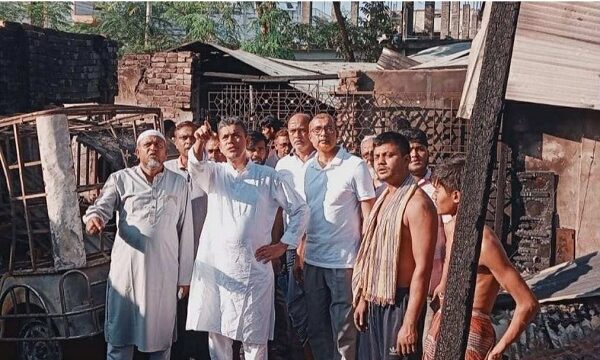অগ্নিকাণ্ডে ক্ষতিগ্রস্তদের পাশে কেন্দ্রীয় বিএনপি নেতা রকিবুল ইসলাম বকুল