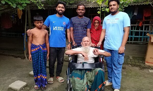 বয়স্ক পঙ্গু মোমতাজ সানাকে হুইলচেয়ার উপহার দিল আমরা বন্ধু ইয়ুথ ফাউন্ডেশন