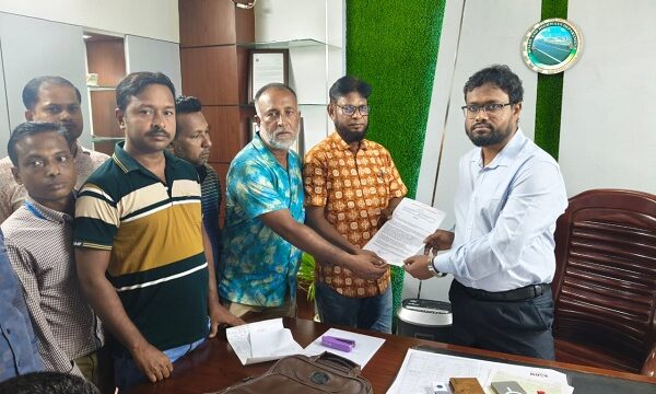 সাত দফা দাবিতে মাস্টাররোল ও আউটসোর্সিং কর্মচারীদের খুলনা সওজ ‘র নির্বাহী প্রকৌশলীর নিকট স্মারকলিপি প্রদান