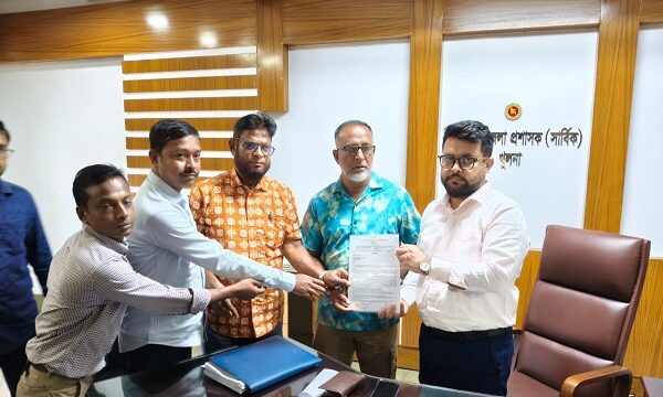 দাবি আদায়ে খুলনা সওজ’র ইউনিয়ন নেতৃবৃন্দের জেলা প্রশাসক কার্যালয়ে স্মারকলিপি প্রদান